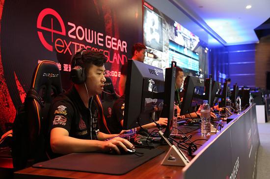 他冷静地分 他冷静地分