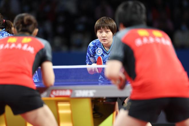 维尼修斯打入点球后做出噤声手势，在社交媒体引发广泛热议